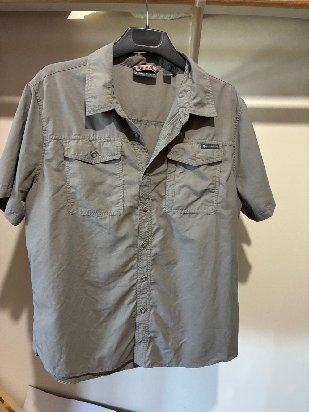 Free country Men's Short Sleeve Button-Up Shirt - Taupe/Gray